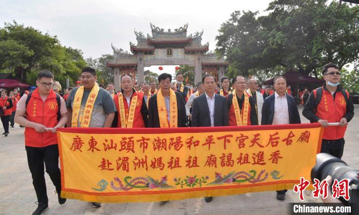 湄洲妈祖祖庙董事成员以车鼓队为阵头迎接广东友宫。　徐国荣摄