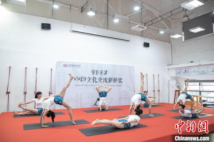 由艾扬格瑜伽学院师生代表的瑜伽表演艾扬格瑜伽学院供图摄