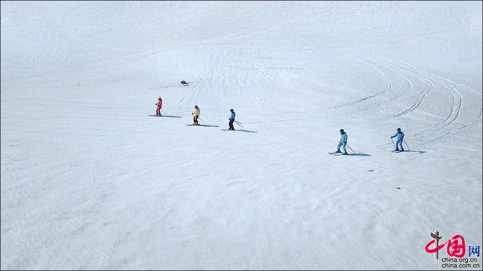 “人类滑雪起源地”惊现巨型“雪地宣言”