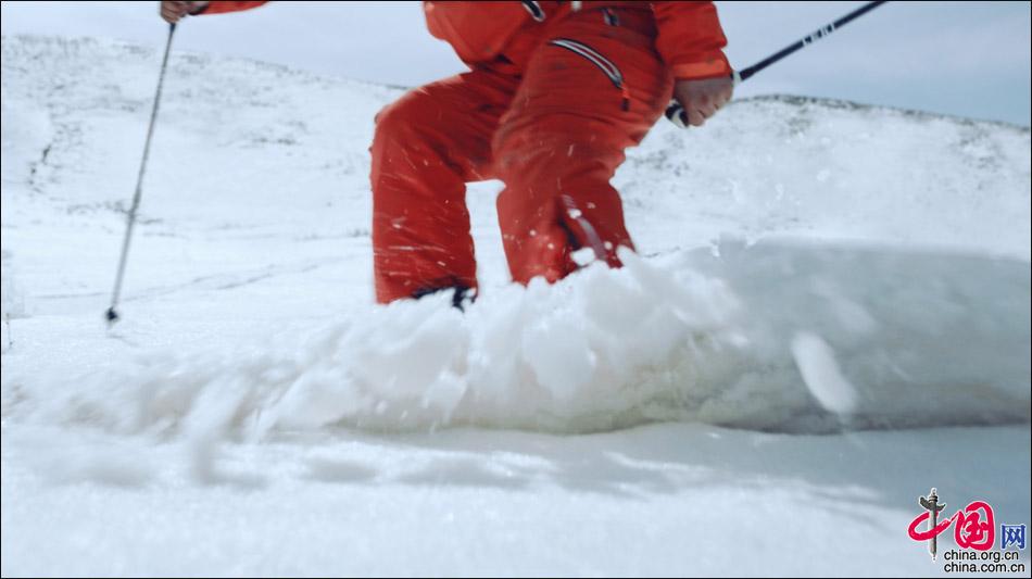 “人类滑雪起源地”惊现巨型“雪地宣言”