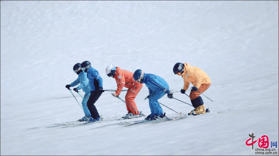 “人类滑雪起源地”惊现巨型“雪地宣言”