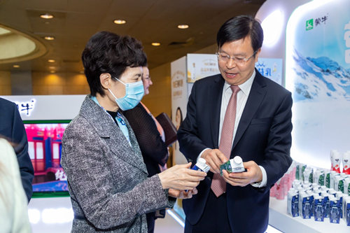 推动中国乳业国际化更高水平落地 蒙牛助力中新经贸深化发展