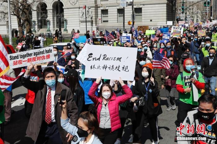当地时间4月4日，纽约举行反仇恨亚裔大游行，上万民众手持标语在曼哈顿弗利广场集会后，游行穿过布鲁克林大桥至布鲁克林卡德曼广场。 <a target='_blank' href='http://www.chinanews.com/'><p  align=