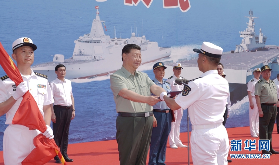 习近平出席海军三型主战舰艇集中交接入列活动
