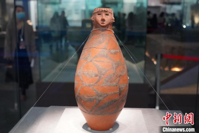 图为郑州博物馆新馆展出的人头形器口彩陶瓶韩章云摄