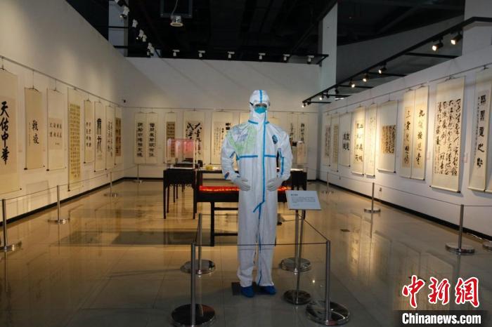 “大爱无疆——讲好中国抗疫故事”主题展举行。　上海中医药大学供图