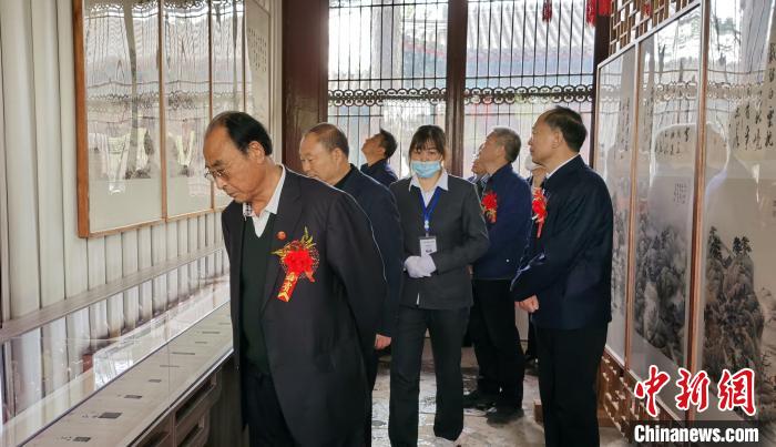 　嘉宾参观“避暑山庄七十二景系列展”张桂芹摄
