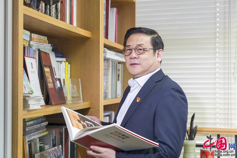 徐里：坚定文化自信，我们的作品要突出民族性、时代性
