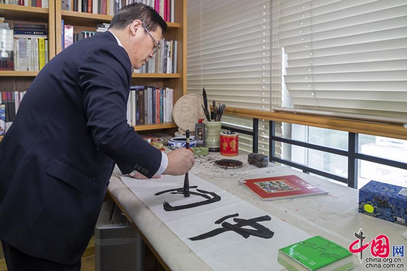 徐里：坚定文化自信，我们的作品要突出民族性、时代性