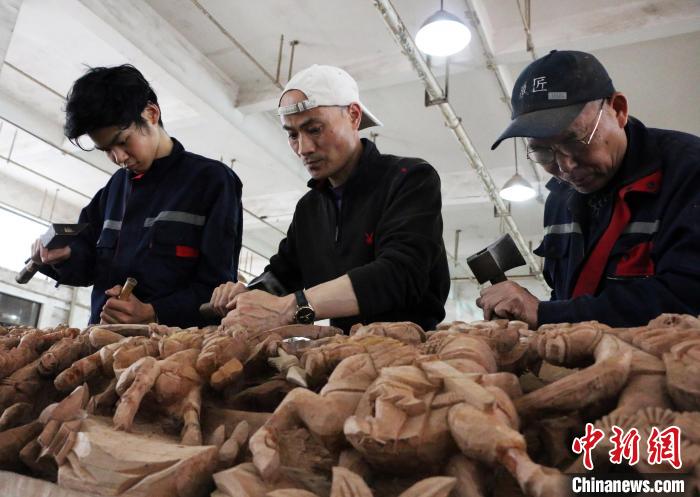 探访安徽黄山徽派木作工艺：百尺高楼起于榫卯之木