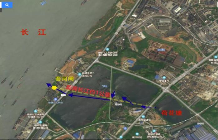 荷花塘距离长江干流约1公里，经沟渠和地下涵洞流向套河闸后排入长江。 来源：生态环境部微信公众号