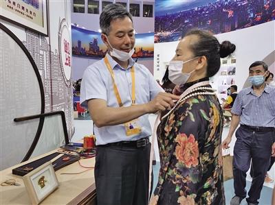 首届中国国际消费品博览会多展区迎来购物潮