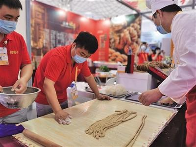 首届中国国际消费品博览会多展区迎来购物潮