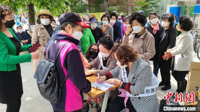 8日，韩国多方市民团体联合抗议日本核污水入海签名活动，在首尔永登浦区大林洞举行。　社团法人在韩同胞总联合会供图 摄