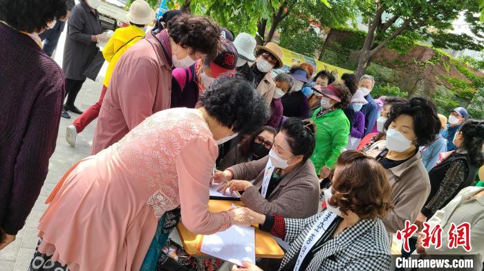 8日，韩国多方市民团体联合抗议日本核污水入海签名活动，在首尔永登浦区大林洞举行。　社团法人在韩同胞总联合会供图 摄