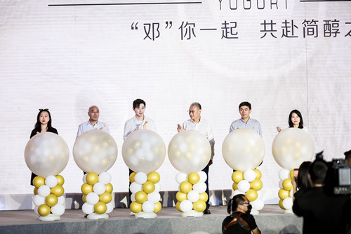 邓伦现身君乐宝喂奶牛 探秘简醇酸奶高品质秘籍