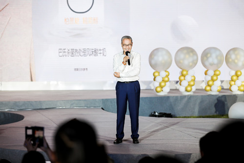 邓伦现身君乐宝喂奶牛 探秘简醇酸奶高品质秘籍