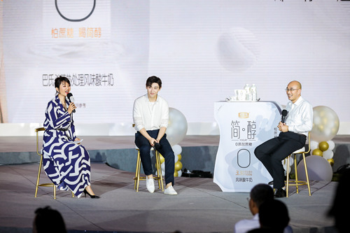 邓伦现身君乐宝喂奶牛 探秘简醇酸奶高品质秘籍