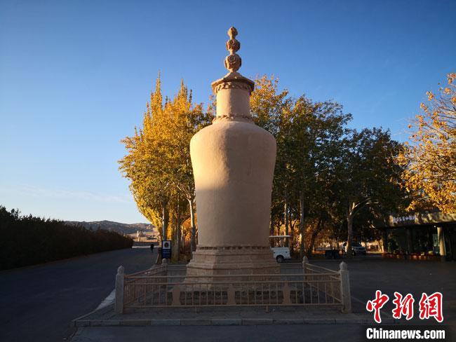 图为2020年11月，沐浴在晨光中的莫高窟道士塔。(资料图)冯志军摄