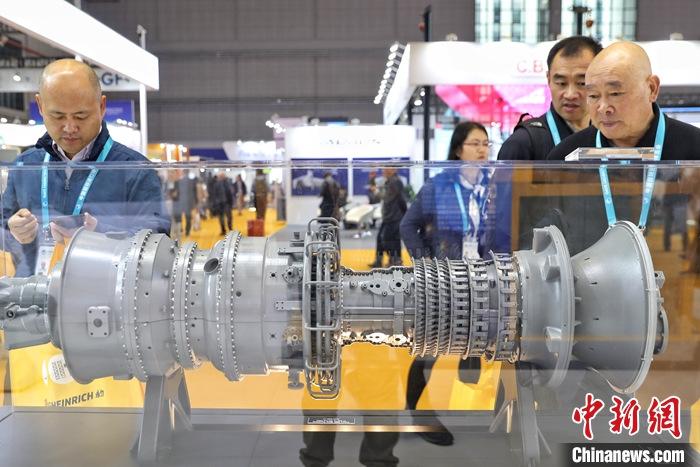 资料图:第二届进博会在上海举办,图为美国机械设备参展商CAT公司亮相进博会。<a target='_blank' href='http://www.chinanews.com/'><p align=