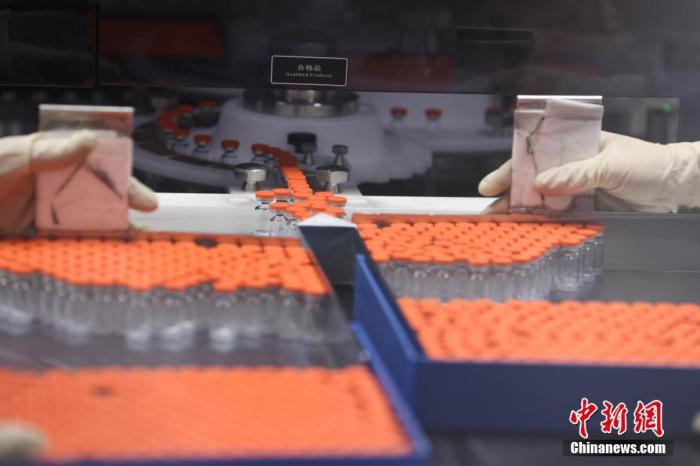 资料图：北京大兴，北京科兴中维生物技术有限公司生产线上的疫苗。 <a target='_blank' href='http://www.chinanews.com/'><p  align=