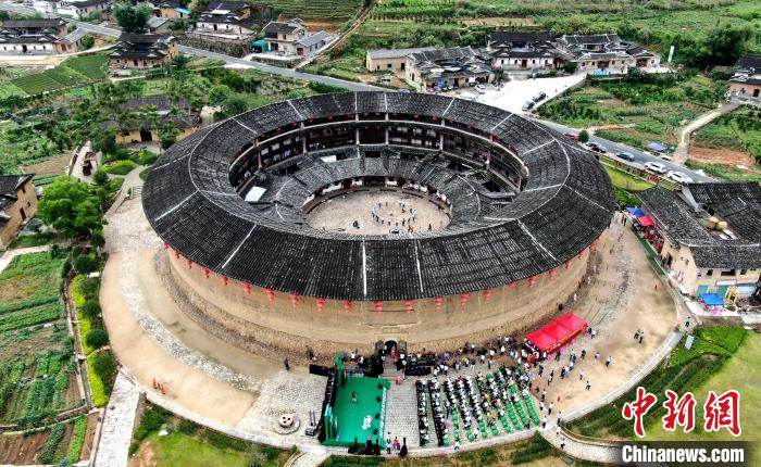 在华安二宜楼举行的《福建土楼》特种邮票首发仪式。　黄建和摄