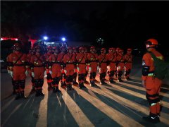 直击云南漾濞县地震救援：消防指战员，出发！