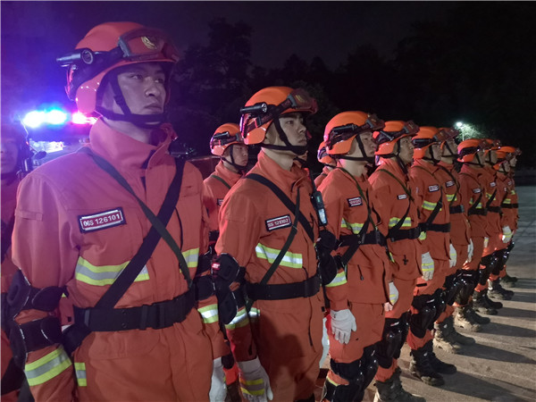直击云南漾濞县地震救援:消防指战员,出发!