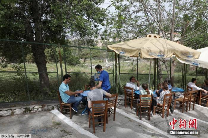 当地时间5月3日，希腊雅典，人们在一家露天咖啡享用饮品。