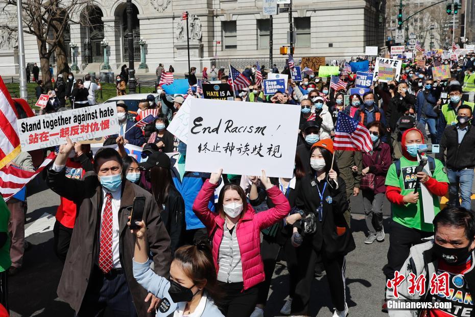 当地时间4月4日，纽约举行反仇恨亚裔大游行，上万民众手持标语在曼哈顿弗利广场集会后，游行穿过布鲁克林大桥至布鲁克林卡德曼广场。 <a target='_blank' href='http://www.chinanews.com/'><p  align=