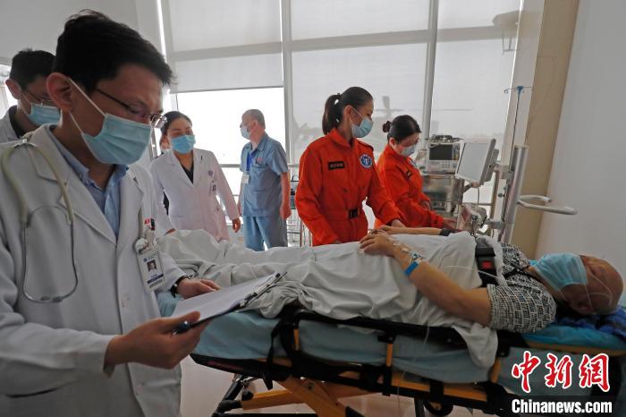 两名危重病人同一天经直升机转运到上海