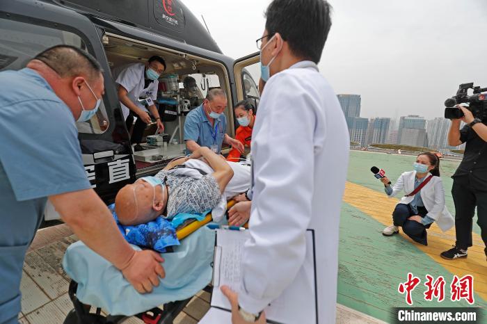两名危重病人同一天经直升机转运到上海
