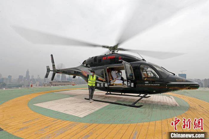 两名危重病人同一天经直升机转运到上海