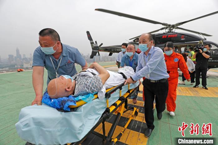 两名危重病人同一天经直升机转运到上海