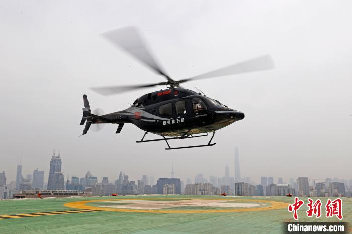 两名危重病人同一天经直升机转运到上海