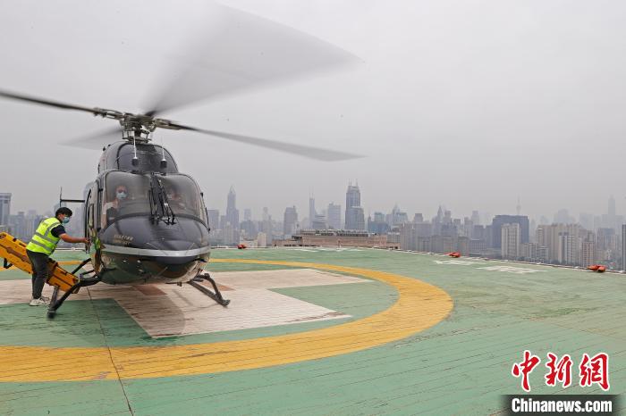 两名危重病人同一天经直升机转运到上海