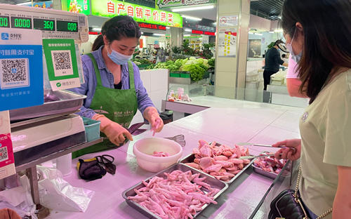 新型菜市场不只卖菜 吃饭跳舞逛街甚至还能打疫苗