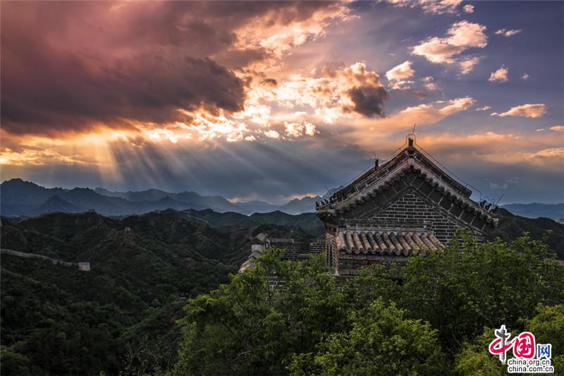 惊艳一天里的风云变幻 看遍金山岭长城云海彩霞