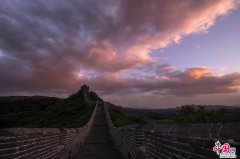 扑朔迷离的雨后彩虹 金山岭长城惊现粉红云霞