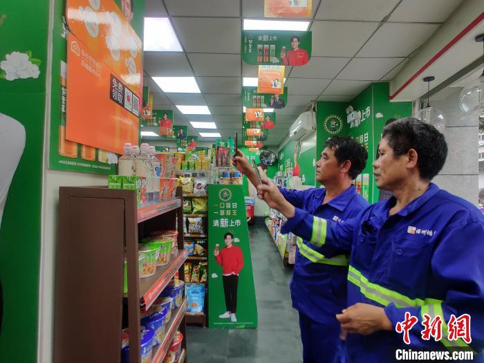 福州一便利店内设“爱心货栈”免费供给临期食品