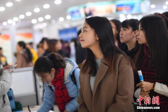 资料图：山西太原某女性专场招聘会现场。<a target='_blank' href='http://www.chinanews.com/'><p  align=