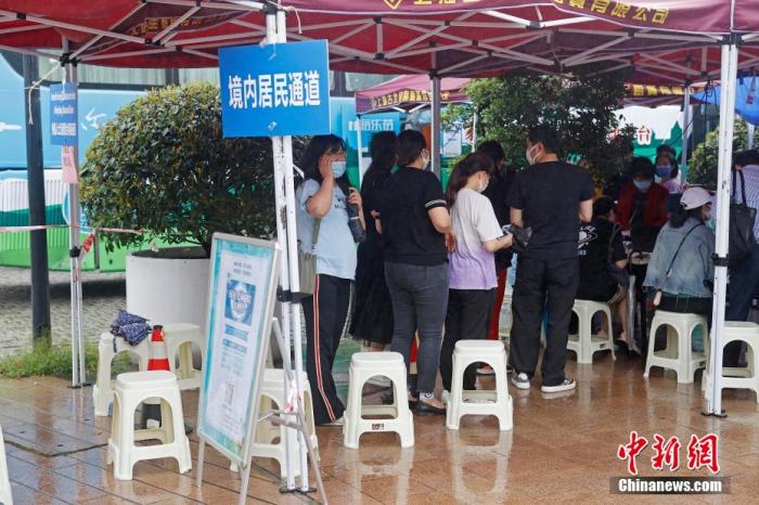 资料图:民众等待进行接种前的信息登记。殷立勤 摄