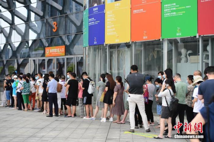 5月31日，中国广东省深圳市南山区，市民排队等候接种疫苗。 <a target='_blank' href='http://www.chinanews.com/'><p  align=