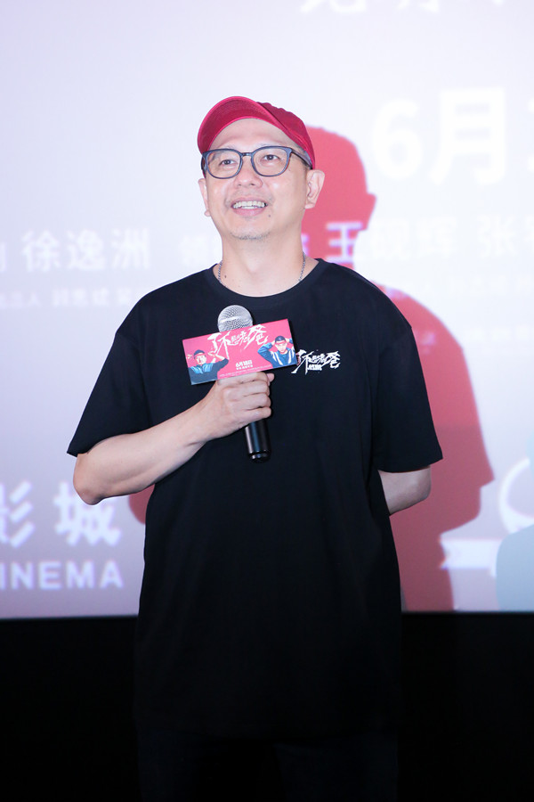 《了不起的老爸》昆明火爆路演 “老爸”王砚辉回家喜获家乡美食好礼