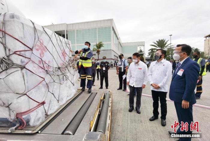 资料图:当地时间3月24日,中国援助菲律宾的第二批40万剂新冠疫苗顺利运抵马尼拉国际机场。中国驻菲大使黄溪连(右一)同菲参议员克里斯托弗·吴(右二)、卫生部长杜克(右三)、国家抗疫工作组副总协调人迪松等赴机场迎接并出席疫苗移交仪式。 <a target='_blank' href='http://www.chinanews.com/'><p align=