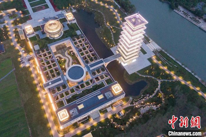 航拍夜色中的中国大运河博物馆。　泱波摄