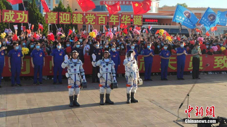 图为神舟十二号载人飞行任务航天员乘组出征仪式现场。郭超凯 摄_副本.jpg