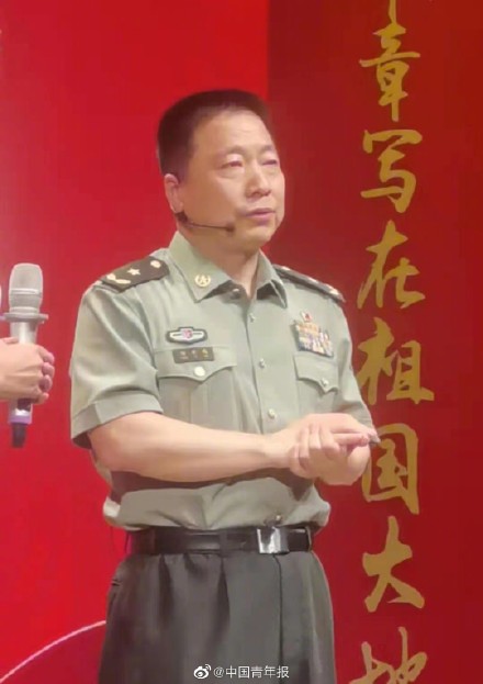 杨利伟:航天员仅螺丝就要卸1000多个 聂海胜出征前染黑了白发