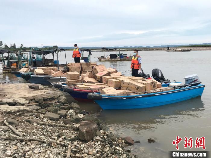 图为走私香烟查缉现场。 黄方奇 摄