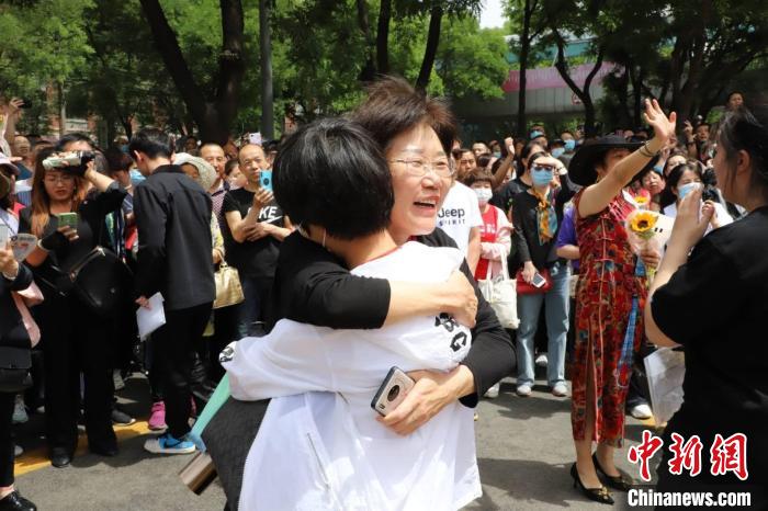 图为考试结束后家长拥抱考生。　张林虎 摄